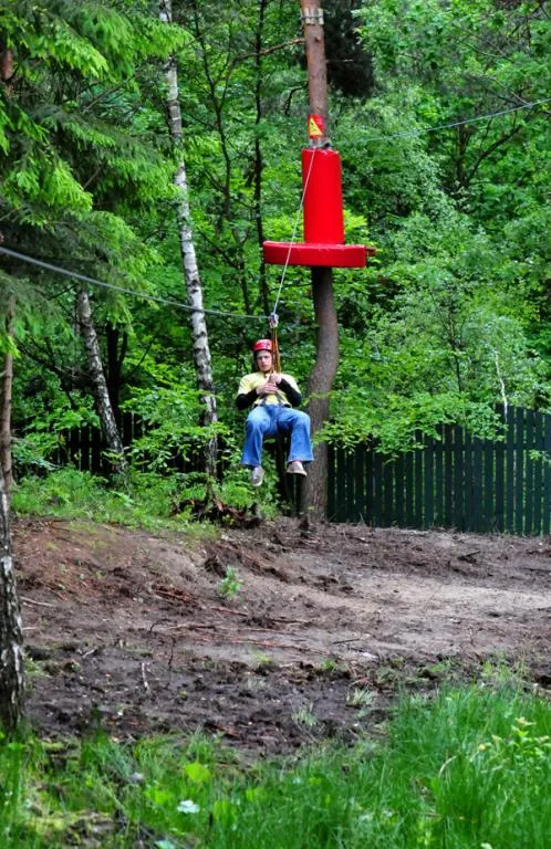Uczestnicy na trasie linowej w parku linowym ALFA (zdjęcie archiwalne)